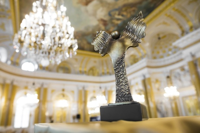 Statuetka „Osobowość Roku Polski”. Fot. Szymon Starnawski, źródło: https://warszawa.naszemiasto.pl Mateusz Makuch | „Mam ogromny zaszczyt grać na skrzypcach w Karajan-Akademie der Berliner Philharmoniker...” [ROZMOWA, ZDJĘCIA]