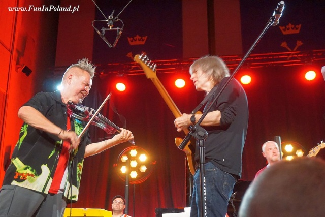 Nigel Kennedy – skrzypek (od lewej), Mike Stern – gitarzysta. Fot. [Materiały prasowe] Nigel Kennedy i Mike Stern zagrają w Szczecinie | Tribute to Jimi Hendrix [POSŁUCHAJ, ZDJĘCIA]