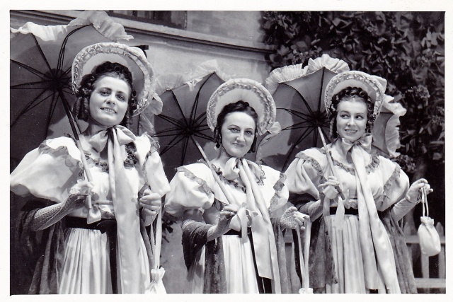 Helena Wolf – sopranistka w 1954 roku (od prawej) w operetce „Domek trzech dziewcząt” Franza Schuberta. Fot. [Archiwum Marii Jaremek] Helena Maria Wolf nie żyje [ROZMOWA, ZDJĘCIA]