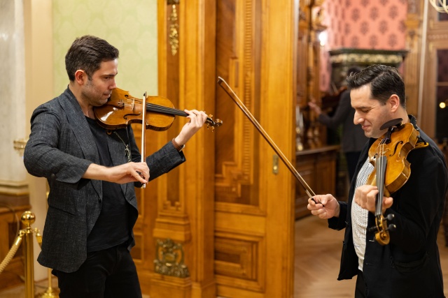 Mateusz Smoczyński – skrzypek (od lewej), Dawid Lubowicz – skrzypek. Fot. Robert Stachnik Atom String Quartet. „... sami skomponowaliśmy sobie takie fikołki na instrumencie...” [ROZMOWA, ZDJĘCIA]