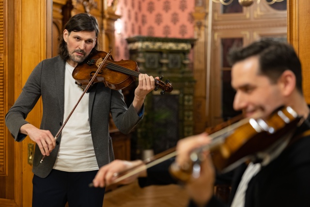 Michał Zaborski – altowiolista (od lewej), Dawid Lubowicz – skrzypek. Fot. Robert Stachnik Atom String Quartet. „... sami skomponowaliśmy sobie takie fikołki na instrumencie...?” [ROZMOWA, ZDJĘCIA]