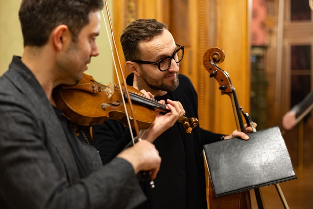 Krzysztof Lenczowski – wiolonczelista (od prawej), Mateusz Smoczyński – skrzypek. Fot. Robert Stachnik Atom String Quartet. „... sami skomponowaliśmy sobie takie fikołki na instrumencie...” [ROZMOWA, ZDJĘCIA]