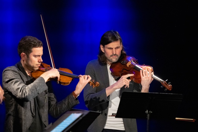 Mateusz Smoczyński – skrzypek (od lewej), Michał Zaborski – altowiolista. Fot. Robert Stachnik Atom String Quartet. „... sami skomponowaliśmy sobie takie fikołki na instrumencie...” [ROZMOWA, ZDJĘCIA]