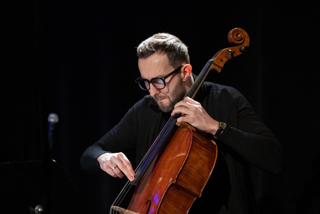 Krzysztof Lenczowski – wiolonczelista. Fot. Robert Stachnik Atom String Quartet. „... sami skomponowaliśmy sobie takie fikołki na instrumencie...” [ROZMOWA, ZDJĘCIA]