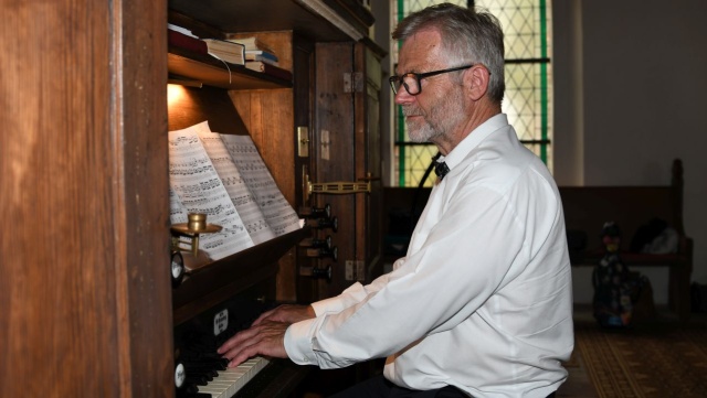Prof. Bogdan Narloch – organista. Fot. Jan Olczak Finał Międzynarodowego Festiwalu „Muzyczna podróż śladami Grünebergów” 2023 [POSŁUCHAJ, ZDJĘCIA]