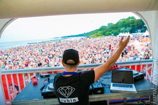 Sunrise Festival 2014. Fot. Karol Zdyb [Materiały prasowe] DJ MIQRO | Mirek Grzybowski z mostku kapitańskiego skoczył na szerokie wody DJ'skie [ROZMOWA, ZDJĘCIA]