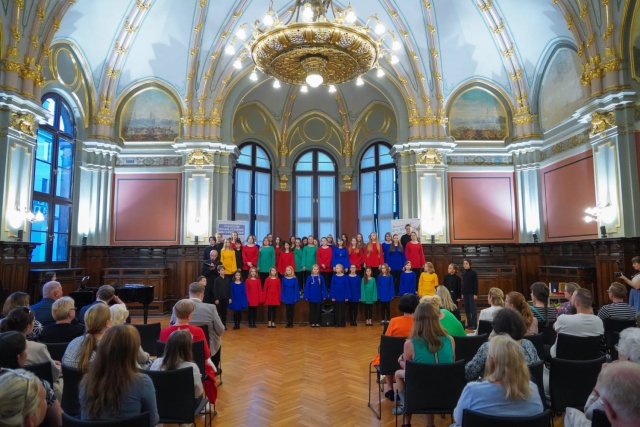 Chór Dziecięcy „Voci Veloci” Państwowej Szkoły Muzycznej I stopnia im. Tadeusza Szeligowskiego w Szczecinie pod dyrekcją Agaty Czekalińskiej. Fot. [Zachodniopomorski Urząd Wojewódzki w Szczecinie] Szczeciński Chór Chłopięcy „Słowiki” Zasłużony dla Kultury Polskiej [ROZMOWA, ZDJĘCIA]