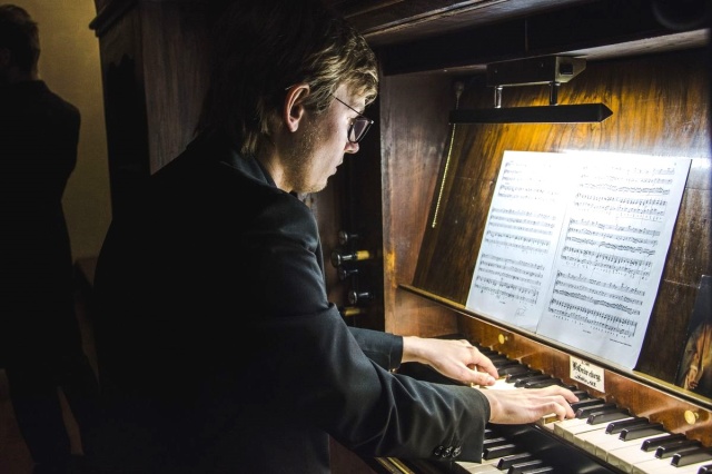 Damian Grabowski – organista. Fot. Jan Olczak „Muzyczna Podróż Śladami Grünebergów” w Niemczech z udziałem szczecińskich artystów [ROZMOWA, ZDJĘCIA]