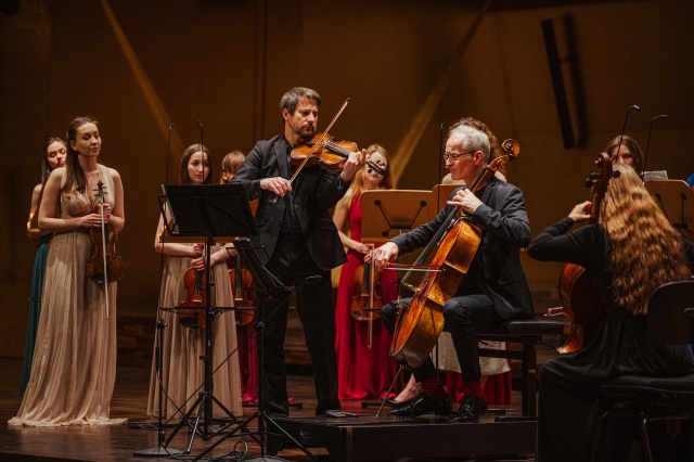 Piotr Szumieł – altowiolista (od lewej) i Konstantin Heidrich – wiolonczelista grają Koncert na altówkę i wiolonczelę g-moll RV 531 Antonio Vivaldiego. Fot. Hubert Grygielewicz [Materiały prasowe Baltic Neopolis Orchestra] Finał 6. Festiwalu Szczecin Classic w Złotej Sali Filharmonii [POSŁUCHAJ, ZDJĘCIA]