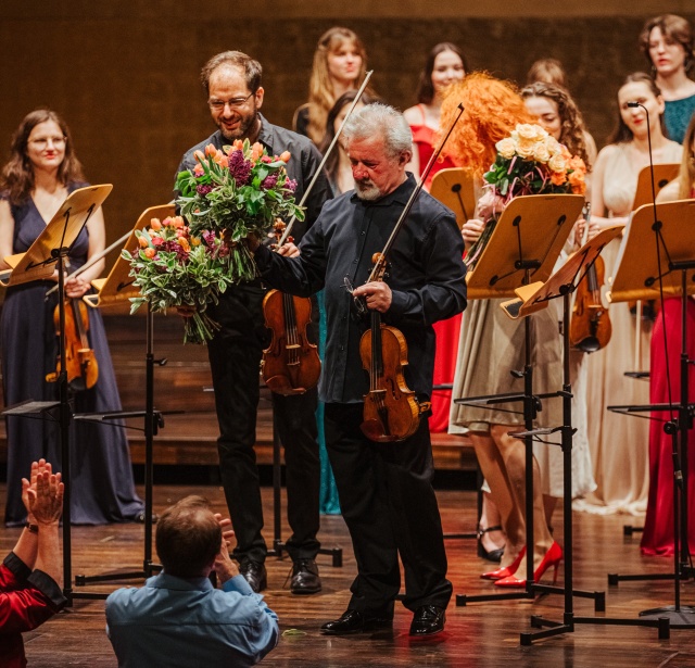 Daniel Stabrawa – skrzypek, koncertmistrz przyjmuje gorące brawa publiczności. Fot. Hubert Grygielewicz [Materiały prasowe Baltic Neopolis Orchestra] Finał 6. Festiwalu Szczecin Classic w Złotej Sali Filharmonii [POSŁUCHAJ, ZDJĘCIA]