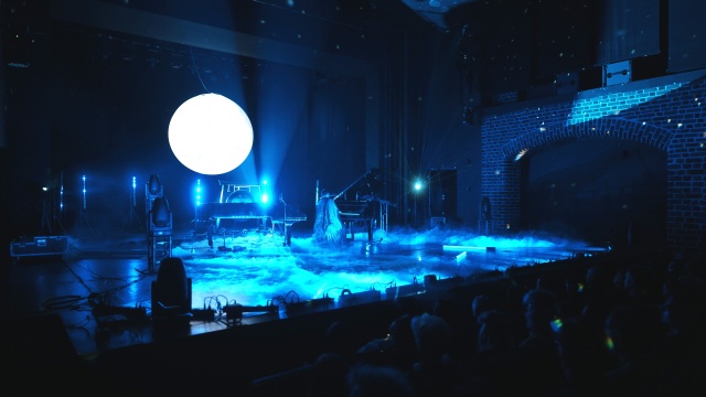 Artur Moon – pianista, kompozytor, performer w Operze na Zamku w Szczecinie. Fot. Maciej Lieder [Materiały prasowe artysty] Artur Moon | „Kolejne 'Koncerty w Ciemności' zagram w Chinach...” [ROZMOWA z ARTYSTĄ, ZDJĘCIA]