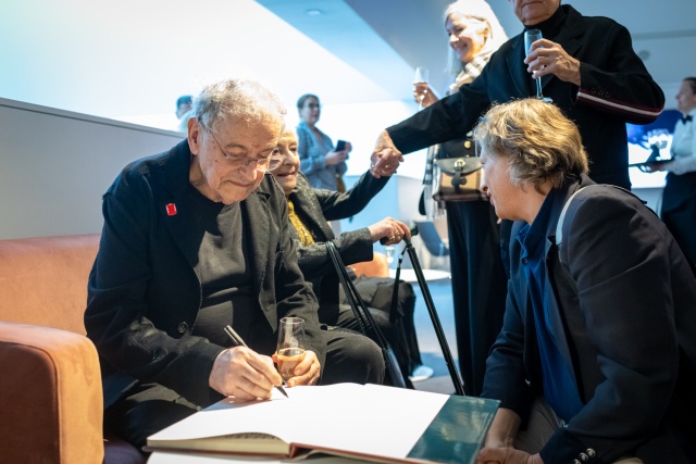 Ryszard Horowitz składa autografy w albumie swoich prac podczas wernisażu w Galerii Poziom 4. Filharmonii im. Mieczysława Karłowicza. Fot. Sebastian Wołosz [Filharmonia w Szczecinie] Ryszard Horowitz świętował 85. urodziny w Szczecinie | Filharmonia im. Mieczysława Karłowicza [WYWIAD z ARTYSTĄ i Jego synem Danielem, ZDJĘCIA]