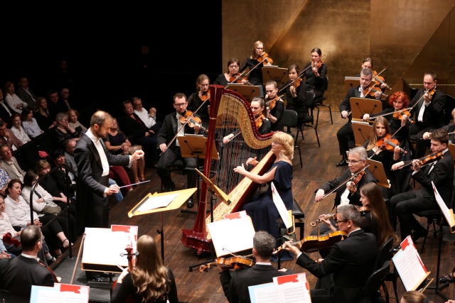 Barbara Stamierska – harfistka gra z Orkiestrą Symfoniczną Filharmonii im. Mieczysława Karłowicza pod dyrekcją Jakuba Chrenowicza. Fot. Cezary Aszkiełowicz [Filharmonia w Szczecinie] Barbara Stalmierska prawykonała Koncert harfowy na 40-lecie pracy artystycznej. Filharmonia w Szczecinie [WYWIAD, ZDJĘCIA]