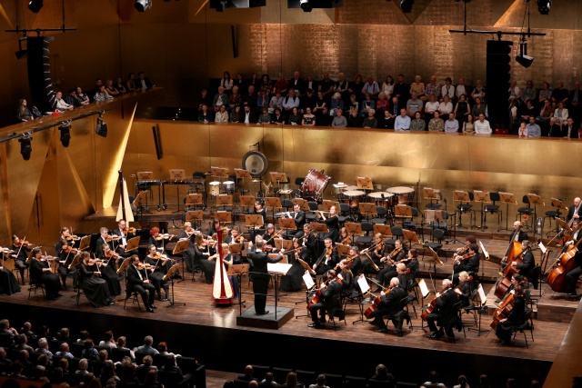 Barbara Stamierska – harfistka gra z Orkiestrą Symfoniczną Filharmonii im. Mieczysława Karłowicza pod dyrekcją Jakuba Chrenowicza. Fot. Cezary Aszkiełowicz [Filharmonia w Szczecinie] Barbara Stalmierska prawykonała Koncert harfowy na 40-lecie pracy artystycznej. Filharmonia w Szczecinie [WYWIAD, ZDJĘCIA]