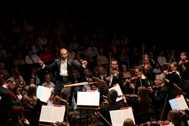 Jakub Chrenowicz dyryguje Orkiestrą Symfoniczną Filharmonii im. Mieczysława Karłowicza. Fot. Cezary Aszkiełowicz [Filharmonia w Szczecinie] Barbara Stalmierska prawykonała Koncert harfowy na 40-lecie pracy artystycznej. Filharmonia w Szczecinie [WYWIAD, ZDJĘCIA]