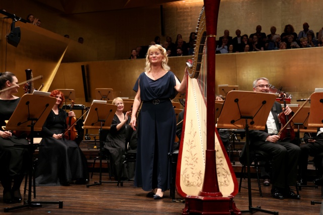 Barbara Stalmierska – harfistka przyjmuje gorące brawa publiczności. Fot. Cezary Aszkiełowicz [Filharmonia w Szczecinie] Barbara Stalmierska prawykonała Koncert harfowy na 40-lecie pracy artystycznej. Filharmonia w Szczecinie [WYWIAD, ZDJĘCIA]