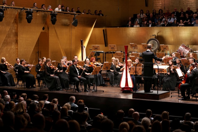 Barbara Stalmierska – harfistka gra z Orkiestrą Symfoniczną Filharmonii im. Mieczysława Karłowicza pod dyrekcją Jakuba Chrenowicza. Fot. Cezary Aszkiełowicz [Filharmonia w Szczecinie] Barbara Stalmierska prawykonała Koncert harfowy na 40-lecie pracy artystycznej. Filharmonia w Szczecinie [WYWIAD, ZDJĘCIA]