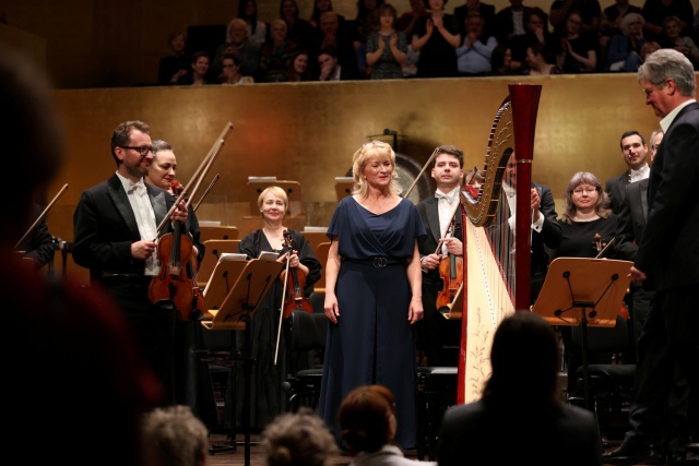 Janusz Stalmierski (od prawej) – kompozytor I Barbara Stalmierska – harfistka. Fot. Cezary Aszkiełowicz [Filharmonia w Szczecinie] Barbara Stalmierska prawykonała Koncert harfowy na 40-lecie pracy artystycznej. Filharmonia w Szczecinie [WYWIAD, ZDJĘCIA]