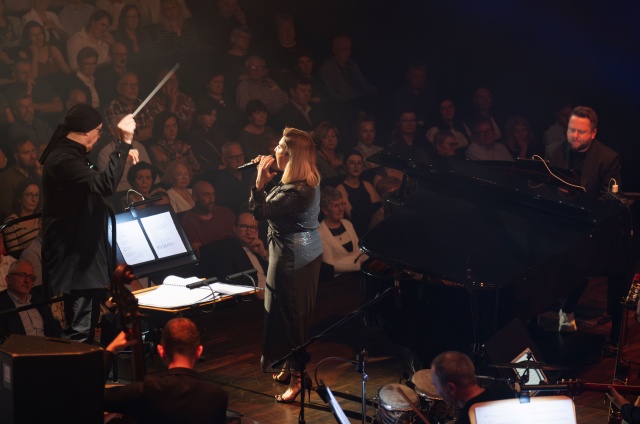 Marek Moś – dyrygent (od lewej), Karolina Leszko – wokalistka, Paweł Tomaszewski – pianista, kompozytor, aranżer. Fot. Dariusz Gorajski [Filharmonia w Szczecinie] Marek Moś w Złotej Sali Filharmonii w Szczecinie | „Stojąc przed orkiestrą jestem bardziej rzeźbiarzem...” [ROZMOWA z ARTYSTĄ, ZDJĘCIA]