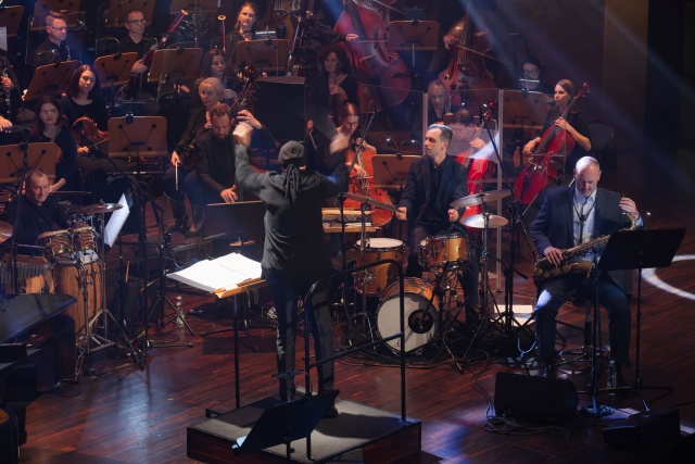 Sławomir Berny – instrumenty perkusyjne (od lewej) z Orkiestrą Symfoniczną Filharmonii im. Mieczysława Karłowicza pod dyrekcją Marka Mosia. Fot. Dariusz Gorajski [Filharmonia w Szczecinie] Marek Moś w Złotej Sali Filharmonii w Szczecinie | „Stojąc przed orkiestrą jestem bardziej rzeźbiarzem...” [ROZMOWA z ARTYSTĄ, ZDJĘCIA]