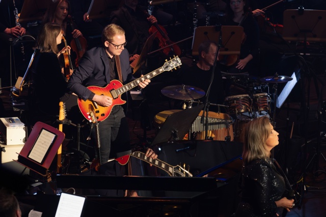 Przemysław Hanaj – gitarzysta. Fot. Dariusz Gorajski [Filharmonia w Szczecinie] Marek Moś w Złotej Sali Filharmonii w Szczecinie | „Stojąc przed orkiestrą jestem bardziej rzeźbiarzem...” [ROZMOWA z ARTYSTĄ, ZDJĘCIA]