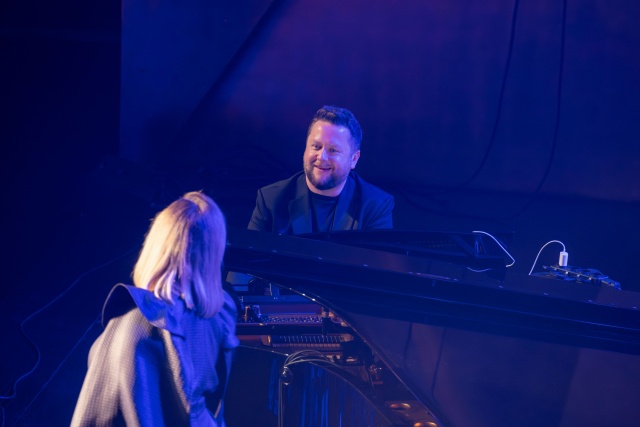 Paweł Tomaszewski – pianista, kompozytor, aranżer. Fot. Dariusz Gorajski [Filharmonia w Szczecinie] Marek Moś w Złotej Sali Filharmonii w Szczecinie | „Stojąc przed orkiestrą jestem bardziej rzeźbiarzem...” [ROZMOWA z ARTYSTĄ, ZDJĘCIA]