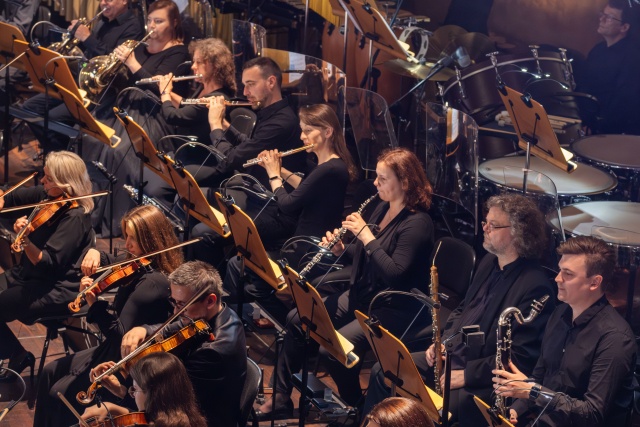 Fot. Dariusz Gorajski [Filharmonia w Szczecinie] Marek Moś w Złotej Sali Filharmonii w Szczecinie | „Stojąc przed orkiestrą jestem bardziej rzeźbiarzem...” [ROZMOWA z ARTYSTĄ, ZDJĘCIA]