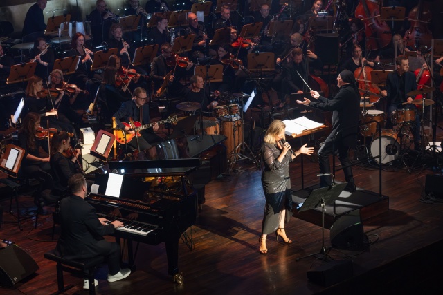 Paweł Tomaszewski – pianista, kompozytor, aranżer (od lewej), Karolina Leszko – wokalistka i Marek Moś – dyrygent z Orkiestrą Symfoniczną Filharmonii im. Mieczysława Karłowicza. Fot. Dariusz Gorajski [Filharmonia w Szczecinie] Marek Moś w Złotej Sali Filharmonii w Szczecinie | „Stojąc przed orkiestrą jestem bardziej rzeźbiarzem...” [ROZMOWA z ARTYSTĄ, ZDJĘCIA]