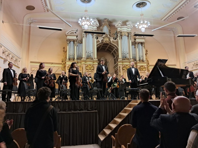 Wojciech Kubica – pianista przyjmuje owacyjne brawa publiczności. Fot. Materiały prasowe Stowarzyszenia Pierwszorzędnych Inicjatyw Fryderyk Chopin we Lwowie | Międzynarodowy Festiwal Muzyczny „Wielcy Twórcy” [POSŁUCHAJ, ZDJĘCIA]