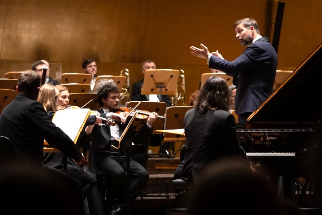 Przemysław Neumann dyryguje Koncertem fortepianowym a-moll op. 17 Ignacego Jana Paderewskiego w wykonaniu Jakuba Kuszlika i Orkiestry Symfonicznej Filharmonii w Szczecinie. Fot. Sebastian Wołosz Jakub Kuszlik i Przemysław Neumann „Na Temat Polski” | Filharmonia w Szczecinie [ROZMOWA, ZDJĘCIA]