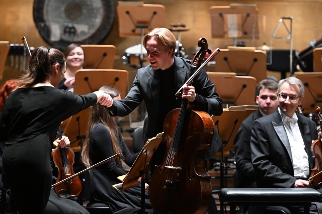 Michał Balas – wiolonczelista dziękuje Karolinie Hyle-Wybraniec – koncermistrzyni Orkiestry Symfonicznej im. Mieczysława Karłowicza. Fot. Marcin Bielecki [Filharmonia w Szczecinie] Michał Balas owacyjnie przyjęty w Złotej Sali Filharmonii [ROZMOWA, ZDJĘCIA]