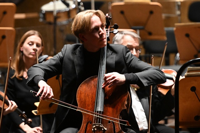 Michał Balas – wiolonczelista gra z Orkiestrą Symfoniczną Filharmonii im. Mieczysława Karłowicza pod batutą Korniliosa Michailidisa. Fot. Marcin Bielecki [Filharmonia w Szczecinie] Michał Balas owacyjnie przyjęty w Złotej Sali Filharmonii [ROZMOWA, ZDJĘCIA]