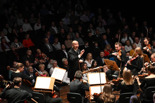 Dariusz Dyczewski dyryguje Chórem Don Diri Don Zachodniopomorskiego Uniwersytetu Technologicznego w Szczecinie i Orkiestrą West Side Sinfonietta. Fot. Marcin Bielecki Kolędowanie „Don Diri Don” z Orkiestrą West Side Sinfonietta rozpoczęło obchody 35-lecia Chóru [POSŁUCHAJ, ZDJĘCIA]