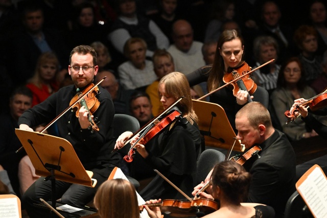 Paweł Maślanka – koncertmistrz Orkiestry West Side Sinfonietta. Fot. Marcin Bielecki Kolędowanie „Don Diri Don” z Orkiestrą West Side Sinfonietta rozpoczęło obchody 35-lecia Chóru [POSŁUCHAJ, ZDJĘCIA]