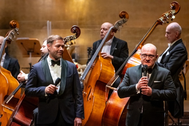 Piotr Krzystek (od prawej) – prezydent Szczecina i Przemysław Neumann – dyrektor naczelny i artystyczny Filharmonii w Szczecinie zapraszają melomanów na koncert. Fot. Sebastian Wołosz Odświętny klimat koncertu prezydenckiego w Filharmonii [POSŁUCHAJ, ZDJĘCIA]