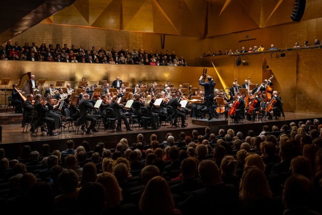 Orkiestra Symfoniczna Filharmonii im. Mieczysława Karłowicza w Szczecinie pod dyrekcją Przemysława Neumanna. Fot. Sebastian Wołosz Odświętny klimat koncertu prezydenckiego w Filharmonii [POSŁUCHAJ, ZDJĘCIA]