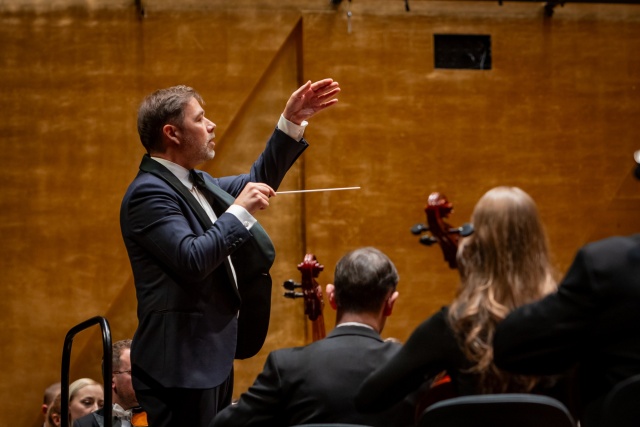 Przemysław Neumann dyryguje Orkiestrą Symfoniczną Filharmonii im. Mieczyslawa Karłowicza w Szczecinie. Fot. Sebastin Wołosz Odświętny klimat koncertu prezydenckiego w Filharmonii [POSŁUCHAJ, ZDJĘCIA]