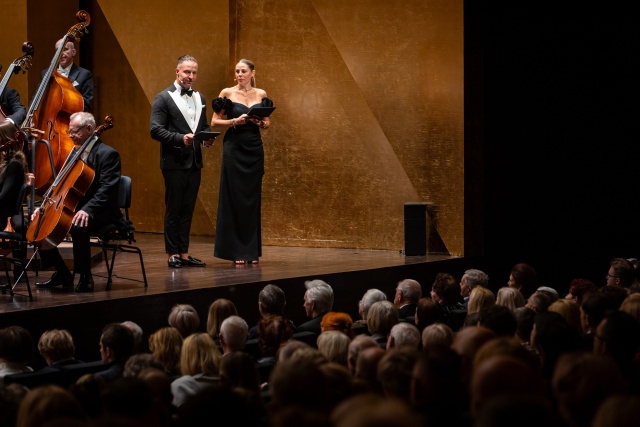 Magdalena Modra i Marek Krupski – prowadzący koncert. Fot. Sebastian Wołosz Odświętny klimat koncertu prezydenckiego w Filharmonii [POSŁUCHAJ, ZDJĘCIA]