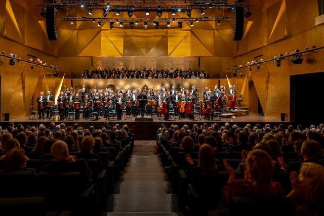 Przemyslaw Neumann – dyrygent i Orkiestra Symfoniczna Filharmonii im. Mieczysława Karłowicza w Szczecinie przyjmują owacyjne brawa publiczności. Fot. Sebastian Wołosz Odświętny klimat koncertu prezydenckiego w Filharmonii [POSŁUCHAJ, ZDJĘCIA]