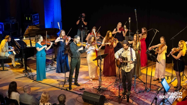Borys Sawaszkiewicz – pianista, aranżer (od lewej), Konrad Słoka – wokalista, multiinstrumentalista, kompozytor i autor tekstów oraz Baltic Neopolis Orchestra. Fot. Robert Stachnik [Radio Szczecin] Konrad Słoka i Baltic Neopolis Orchestra przedstawili „Stare śmieci” w Studiu Koncertowym Radia Szczecin [ROZMOWA z ARTYSTAMI, ZDJĘCIA]