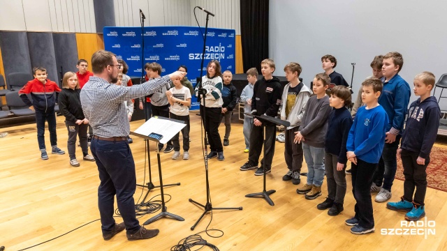 Szczeciński Chór Chłopięcy „Słowiki” pod dyrekcją Kamila Szałaty w Studiu Koncertowym Radia Szczecin im. Jana Szyrockiego. Fot. Robert Stachnik [Radio Szczecin].jpg Szczeciński Chór Chłopięcy „Słowiki” | „Przygotowujemy się do nagrania płyty z okazji 65-lecia istnienia zespołu...” [ROZMOWA, ZDJĘCIA]