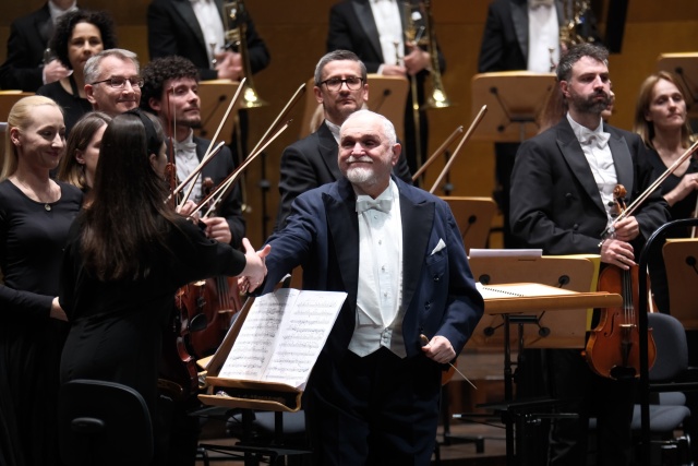Jerzy Salwarowski – dyrygent dziękuje za koncert Karolinie Hyle-Wybraniec – koncertmistrzyni Orkiestry Symfonicznej Filharmonii im. Mieczysława Karłowicza w Szczecinie. Fot. Dariusz Gorajski Jerzy Salwarowski | „Kiedy dyryguję synem Hubertem, zawsze ogarnia mnie uczucie wielkiej, wielkiej dumy...” [ROZMOWA z DYRYGENTEM, ZDJĘCIA]