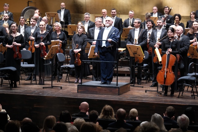 Jerzy Salwarowski – dyrygent i Orkiestra Symfoniczna Filharmonii im. Mieczysława Karłowicza w Szczecinie przyjmują gorące brawa publiczności. Fot. Dariusz Gorajski Jerzy Salwarowski | „Kiedy dyryguję synem Hubertem, zawsze ogarnia mnie uczucie wielkiej, wielkiej dumy...” [ROZMOWA z DYRYGENTEM, ZDJĘCIA]