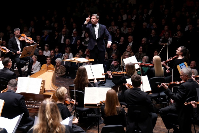 Przemysław Neumann – dyrygent. Fot. Cezary Aszkiełowicz [Filharmonia im. Mieczysława Karłowicza w Szczecinie] Przejmujące wykonanie Pasji według św. Jana w Złotej Sali Filharmonii (ROZMOWA z DYRYGENTAMI, ZDJĘCIA]