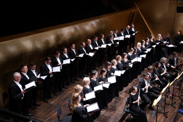 Chór Filharmonii Narodowej w Warszawie. Fot. Cezary Aszkiełowicz [Filharmonia im. Mieczysława Karłowicza w Szczecinie] Przejmujące wykonanie Pasji według św. Jana w Złotej Sali Filharmonii (ROZMOWA z DYRYGENTAMI, ZDJĘCIA]