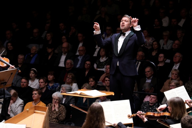 Przemysław Neumann – dyrygent. Fot. Cezary Aszkiełowicz [Filharmonia im. Mieczysława Karłowicza w Szczecinie] Przejmujące wykonanie Pasji według św. Jana w Złotej Sali Filharmonii (ROZMOWA z DYRYGENTAMI, ZDJĘCIA]