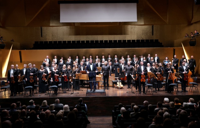 Orkiestra Symfoniczna Filharmonii im. Mieczysława Karłowicza w Szczecinie, Chór Filharmonii Narodowej w Warszawie i soliści pod batutą Przemysława Neumanna przyjmują gorące brawa publiczności. Fot. Cezary Aszkiełowicz Przejmujące wykonanie Pasji według św. Jana w Złotej Sali Filharmonii (ROZMOWA z DYRYGENTAMI, ZDJĘCIA]