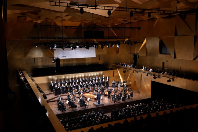 Orkiestra Symfoniczna Filharmonii im. Mieczysława Karłowicza w Szczecinie, Chór Filharmonii Narodowej w Warszawie i soliści pod batutą Przemysława Neumanna. Fot. Cezary Aszkiełowicz Przejmujące wykonanie Pasji według św. Jana w Złotej Sali Filharmonii (ROZMOWA z DYRYGENTAMI, ZDJĘCIA]