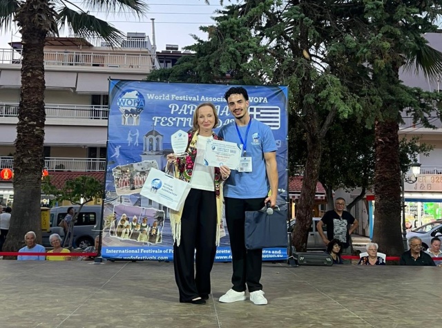 Barbara Halec – dyrygentka Chóru „Hejnał” z organizatorem Festiwalu w Grecji. Fot. Materiały prasowe organizatora Festiwalu Chór „Hejnał” ze Szczecina na międzynarodowym festiwalu „Paralia Summer Fest” w Grecji [ROZMOWA, ZDJĘCIA]