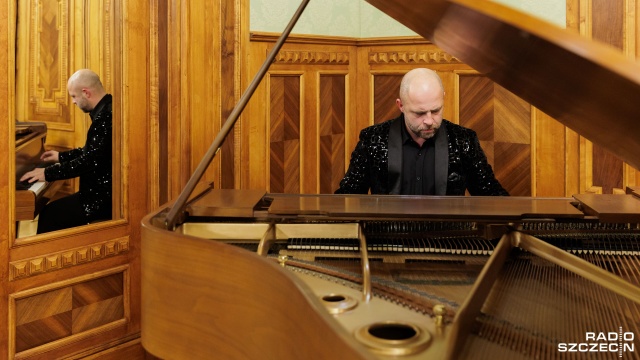 Sławomir Wilk – pianista. Fot. Robert Stachnik [Archiwum Radia Szczecin] Wybitni uczniowie śp. Mikołaja Szczęsnego w studiu koncertowym Radia Szczecin [ROZMOWA ze SŁAWOMIREM WILKIEM]